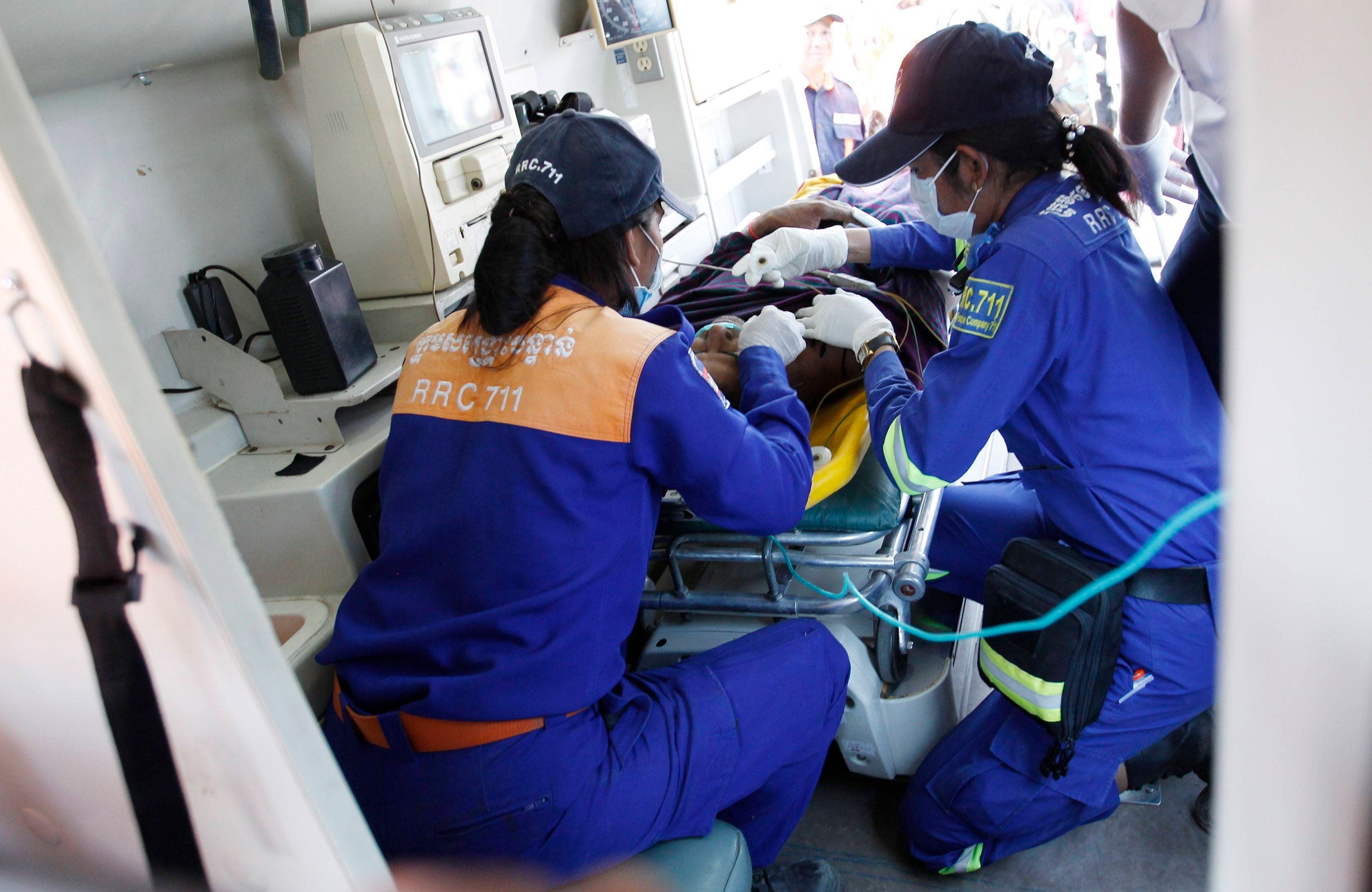 Kep (Cambodia), 04/01/2020.- A Cambodian injured worker receives medical care in an Ambulance at the site of a collapsed building at a construction site in Kep province, Cambodia, 04 January 2020. A new seven-story building collapsed in Kep province, killing at least seven workers and leaving 20 wounded. (Camboya) EFE/EPA/MAK REMISSA