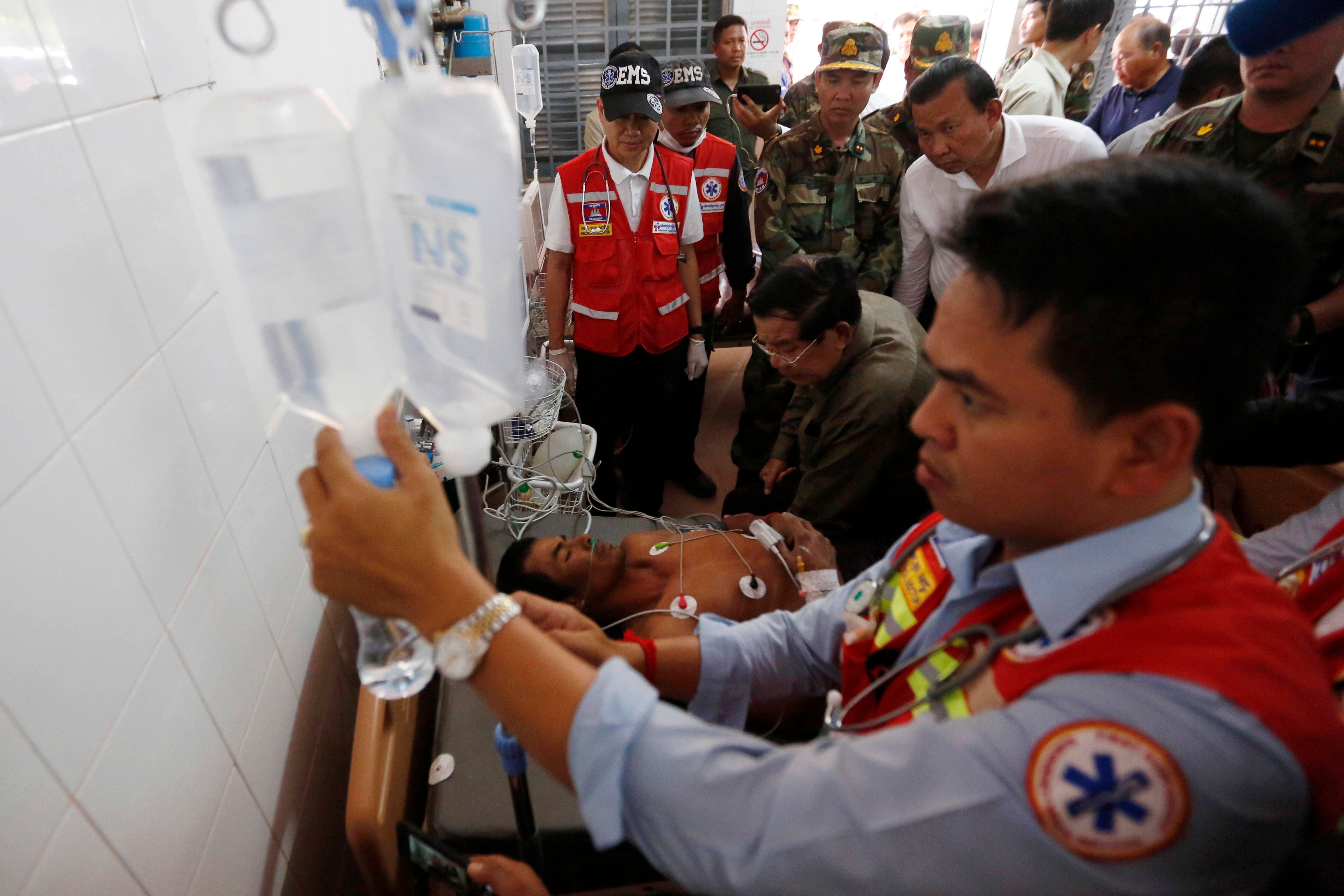 Kep (Cambodia), 04/01/2020.- Cambodian Prime Minister Hun Sen (C) visits an injured worker at a hospital after a building collapsed, in Kep province, Cambodia, 04 January 2020. A new seven-story building collapsed in Kep province, killing at least seven workers and leaving 20 wounded. (Camboya) EFE/EPA/KITH SEREY