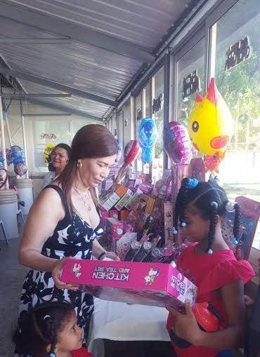 La diputada Silvia Garcia entrega juguetes a niños
