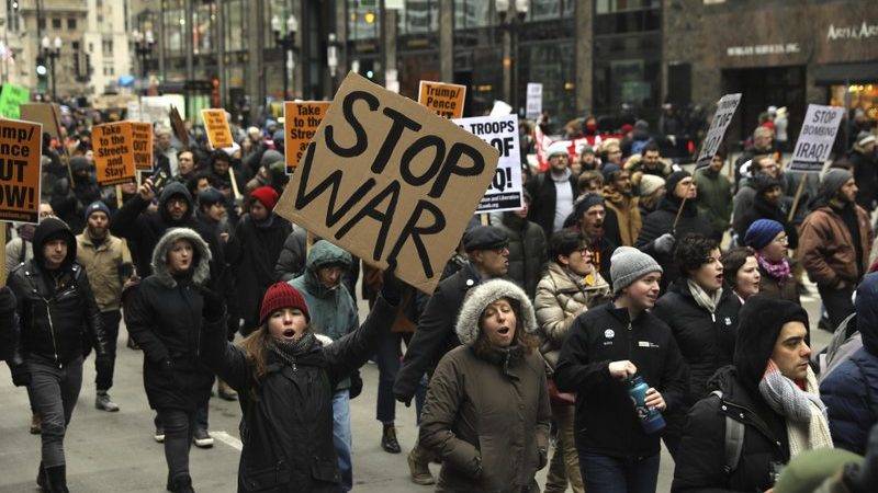 Numerosas personas protestan por la avenida Michigan, el sábado 4 de enero de 2020, cerca de la Torre Trump en Chicago contra las acciones militares de Estados Unidos en Irak, donde mató con un dron a un alto general iraní. (Abel Uribe/Chicago Tribune vía AP)