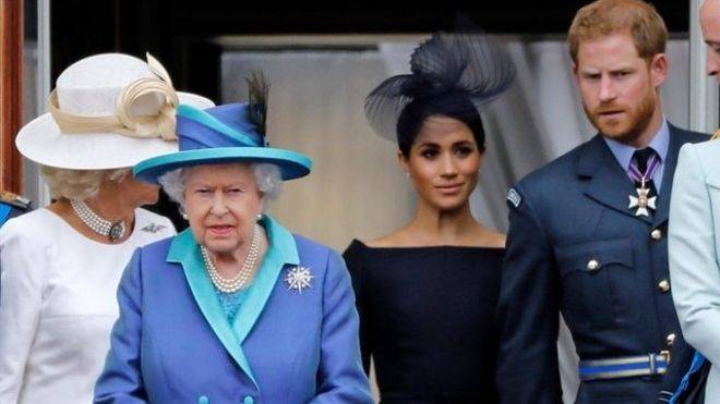 La familia real británica, encabezada por la reina Isabel II, está “disgustada” tras el inesperado anuncio de la retirada de los duques de Sussex, Meghan y Enrique, que no había sido consensuado, informó este jueves la BBC.