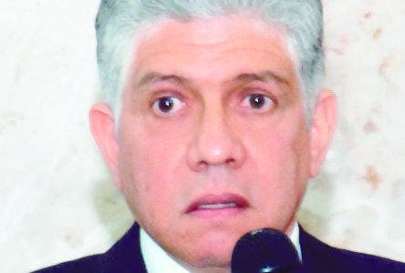 Eduardo Estrella también critica  suspensión de proceso