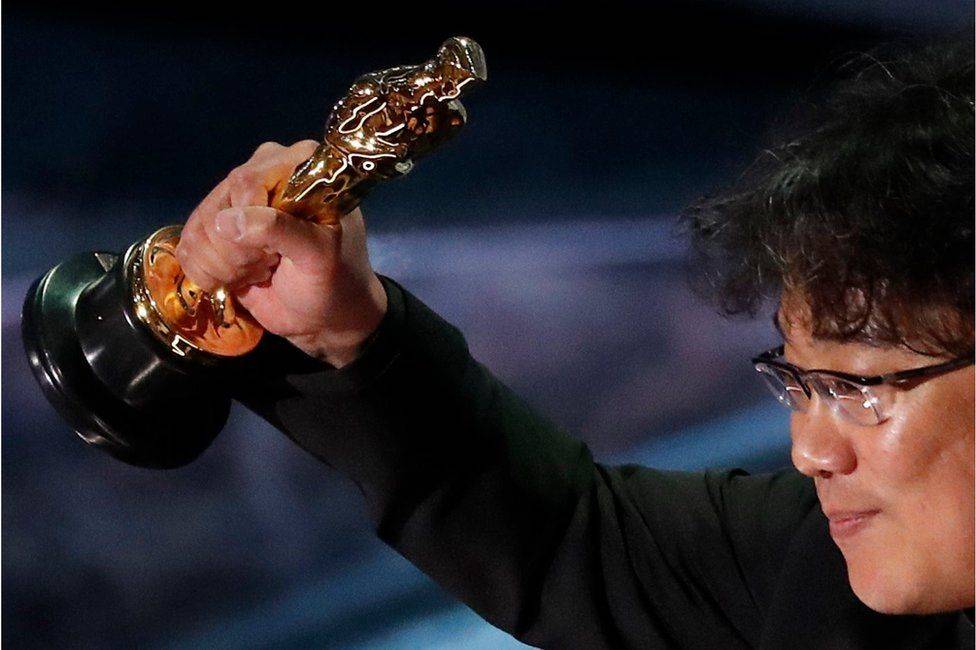 El director Bong Joon-ho se llevó el segundo de los Oscar para "Parasite", ganadora del galardón a mejor largometraje internacional. Un augurio de lo que estaba por venir.