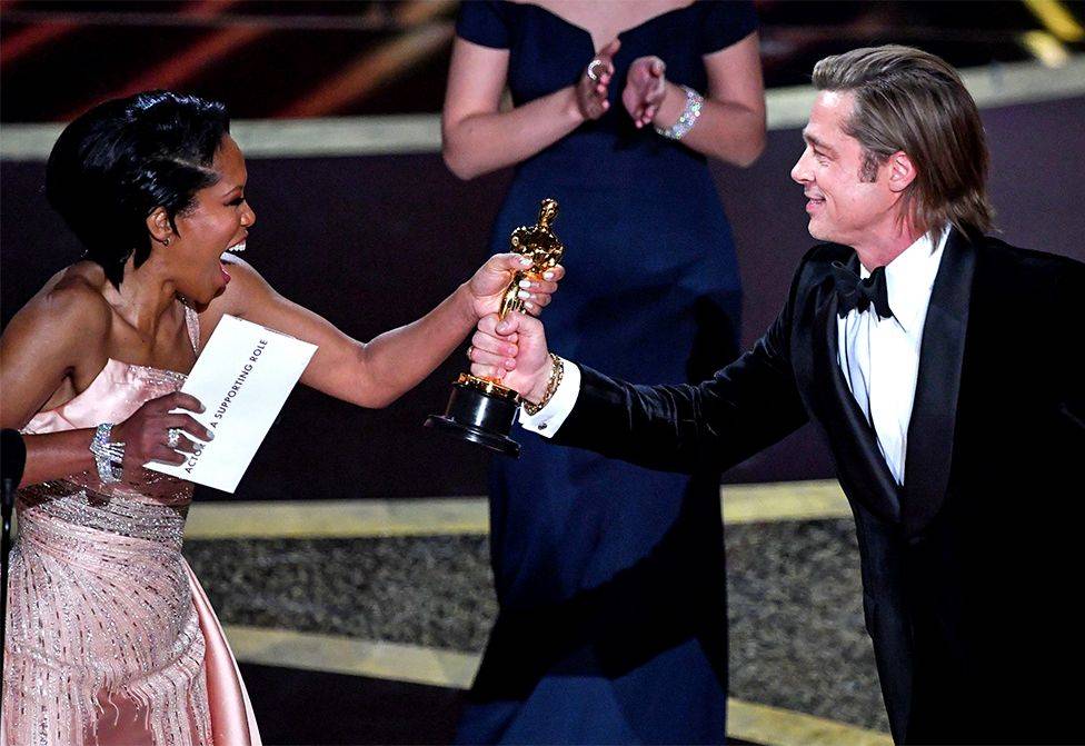 El primer Oscar de la velada fue para Brad Pitt por su papel de reparto en "Érase una vez... en Hollywood". Regina King le entregó el galardón.