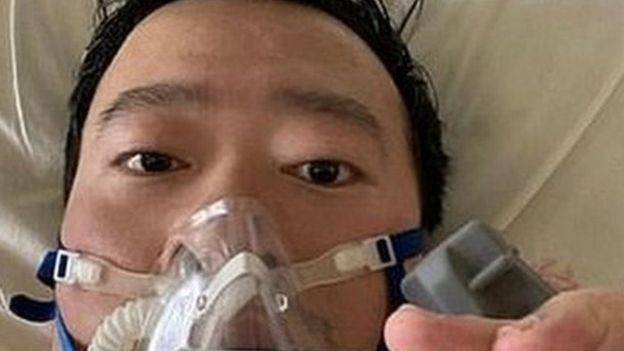 El Dr. Li había publicado una foto de sí mismo en las redes sociales desde su cama de hospital, pero luego murió. 