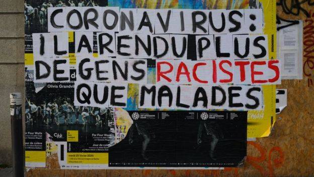 En Nantes, Francia, se podía leer un mensaje en una pared que denunciaba la estigmatización "racista" que sufrieron los asiáticos en Francia desde el comienzo de la epidemia de coronavirus en China.