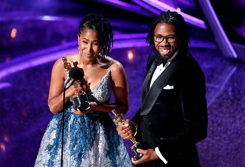 Karen Rupert Toliver (izq.) y Matthew A. Cherry fueron reconocidos con el Oscar a mejor animación corta por "Hair Love". La cinta cuenta la historia de un padre que trata de peinar el pelo de su hija por primera vez.