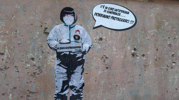 La discriminación también ha provocado un retroceso antirracista, como se ve en este graffiti italiano que dice: "Hay una epidemia de ignorancia alrededor ... Debemos protegernos". 