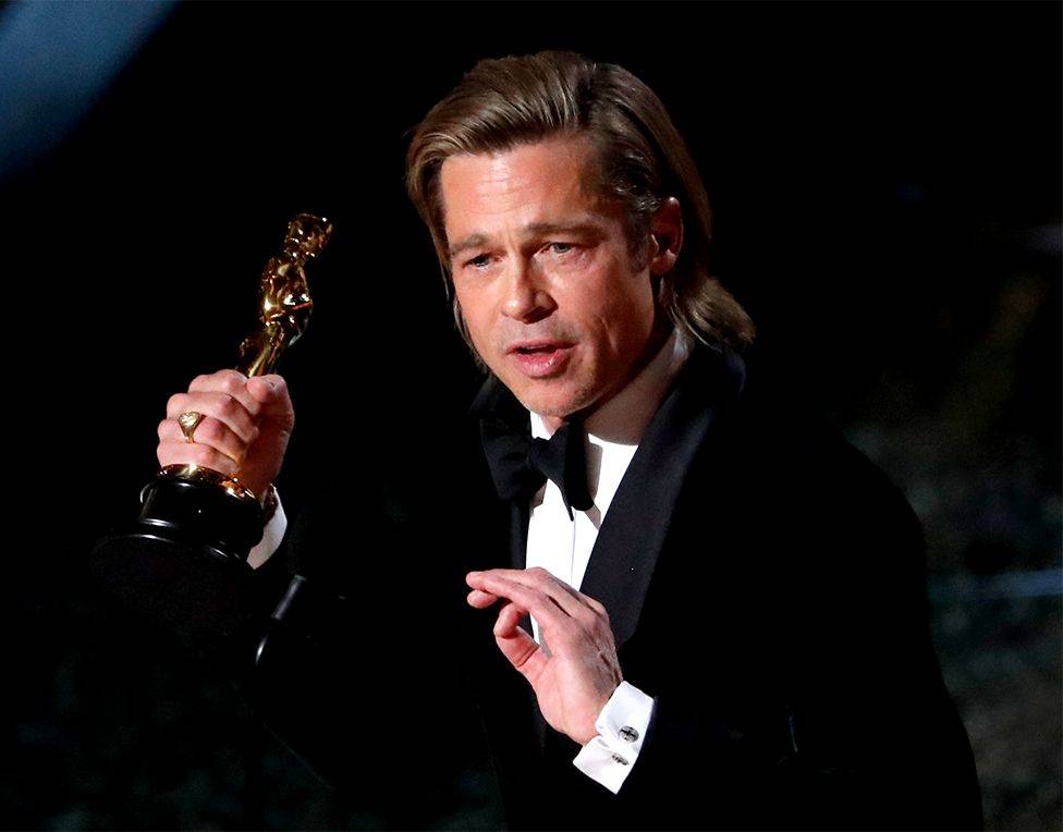 Fue el primer Oscar en la larga carrera de Pitt. "Leo, siempre sacaré provecho de tu éxito", dijo en su discurso de aceptación, aludiendo a su coestrella en el filme, Leonardo DiCaprio.