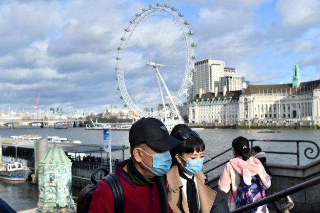 Se están usando tapabocas en todo el mundo, en este caso cerca el río Támesis en el centro de Londres 