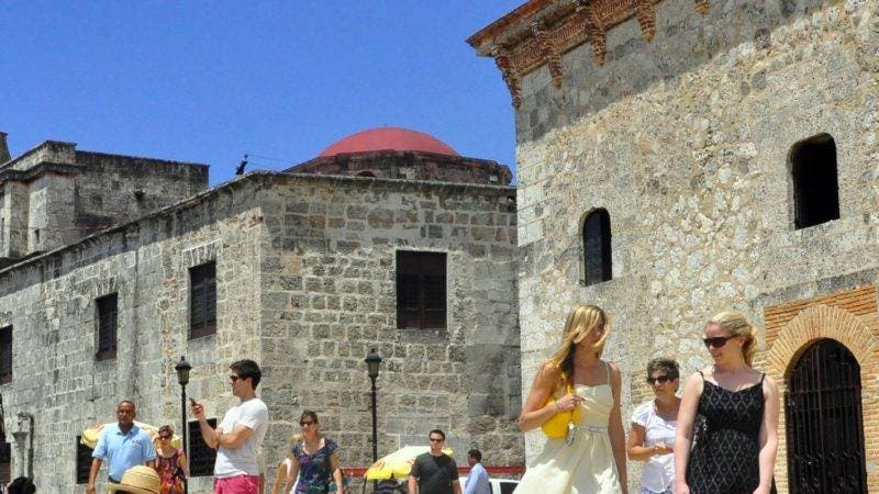 Turistas en la Zona Colonial. /Jorge González. Archivo.