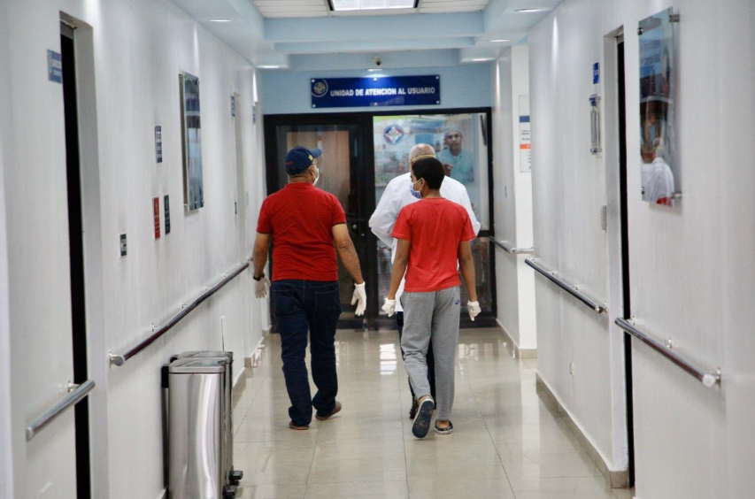  Dionisio Fernández y su hijo, mientras salían del hospital.