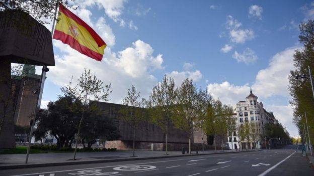 España está en estado de alarma y las calles de sus ciudades, como esta de Madrid, están prácticamente desiertas. 