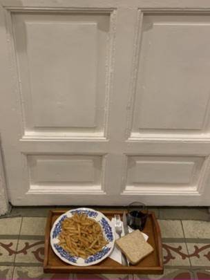 Irene le deja una bandeja con la comida en la puerta a su marido. 