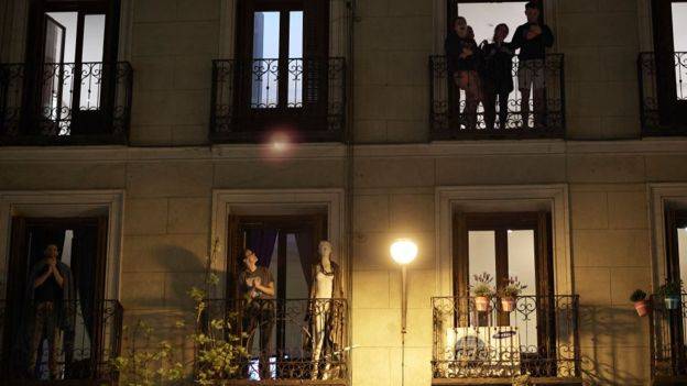 Cada día a las 20:00 horas, miles de españoles salen a su balcón a aplaudir al personal sanitario a modo de agradecimiento. Irene y Carlos también lo hacen. 