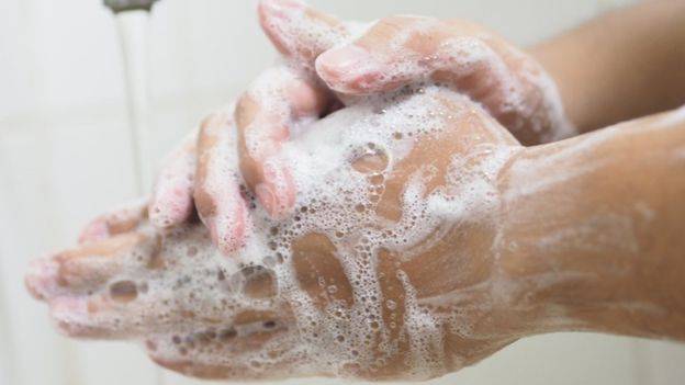 Lavarse las manos con agua y jabón durante 20 segundos es importante al llegar de hacer las compras y puede repetirse tras guardar todos los productos como medida de protección extra. 
