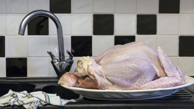 Muchas personas todavía tienen la costumbre de lavar el pollo crudo, pero desde los CDC se informa que no debe hacerse tampoco durante esta pandemia.