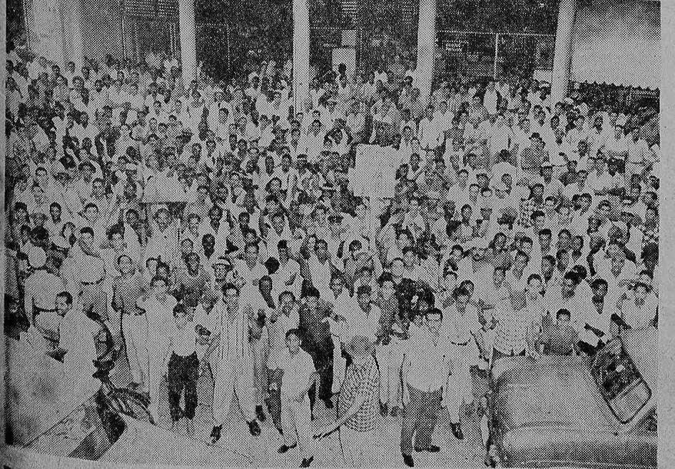 Público concentrado frente a la sede del MPD el 24 junio de 1960 (El Caribe, 25 de junio de 1960.