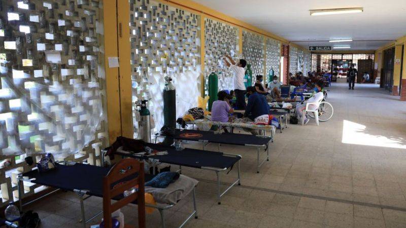 En Iquitos hubo que instalar camas en los corredores del principal hospital para poder atender la emergencia. 