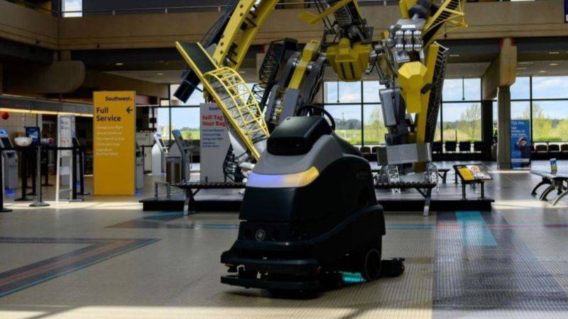 Existen robots que aplican esta luz ultravioleta para limpiar pisos de hospitales y aeropuertos. 