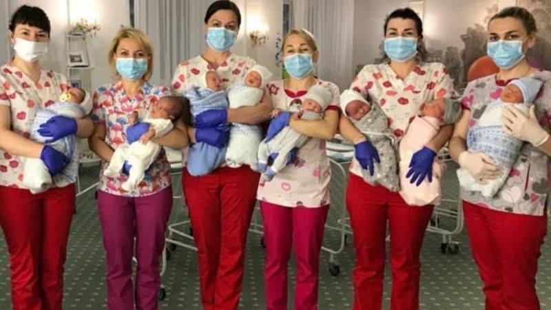 Algunas enfermeras que trabajan atendiendo a los bebés dicen que la situación les entristece. 