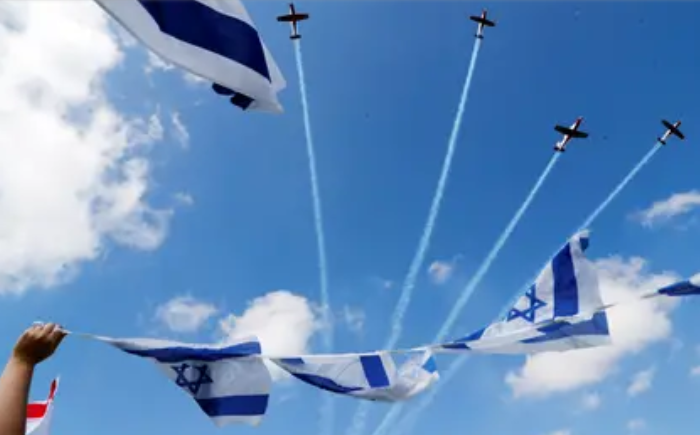 Médicos del Hospital Hadassah Ein Kerem en Jerusalem, saludan a los aviones que pasan en reconocimiento a la labor sanitaria. REUTERS/Ronen Zvulun 