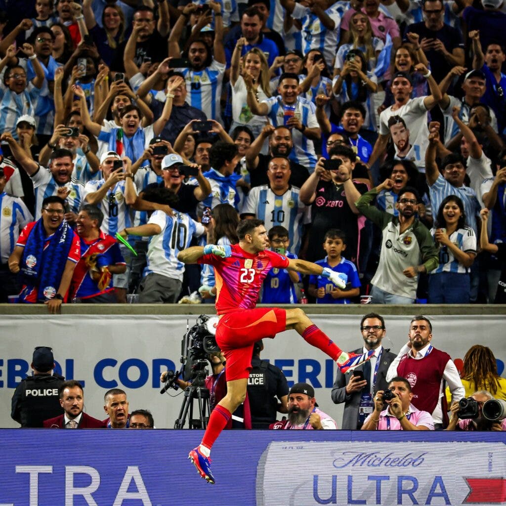 El Dibu Martínez salva a Argentina rumbo a las semifinales de la Copa