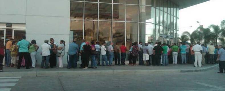 En viernes negro personas hacen fila desde temprano para adquirir artículos a bajo precio