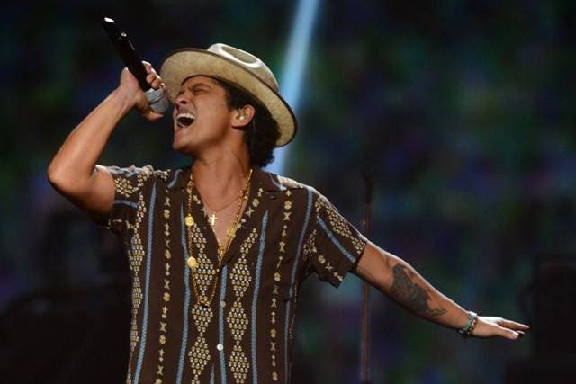 El cantante Bruno Mars apuesta por volver a los 90 con un álbum “romántico»