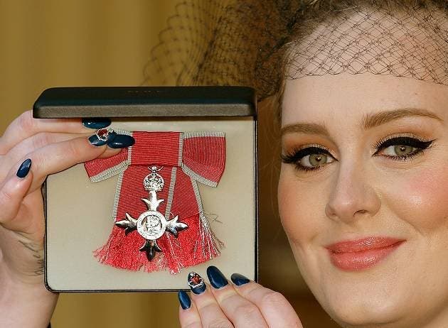 Realeza británica honra a Adele