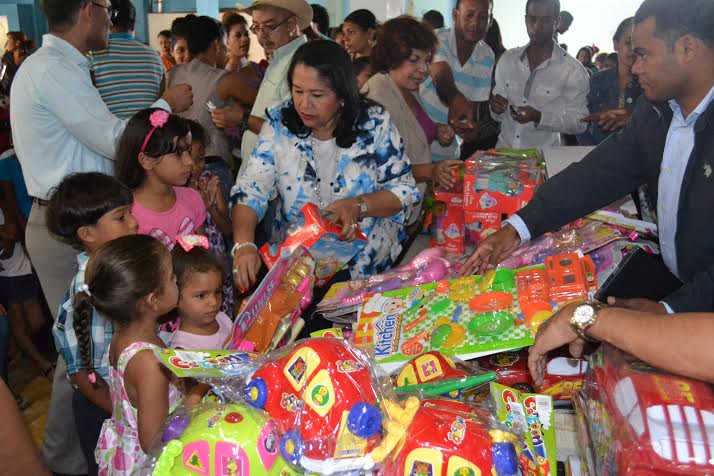 INAVI entrega juguetes a cientos de niños en Dajabón