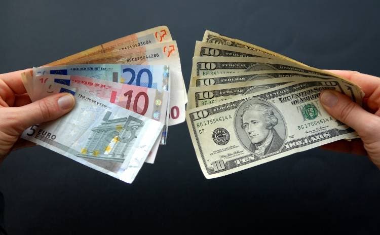 El dólar baja frente al euro y la mayoría de divisas