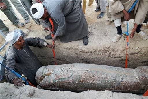 Arqueólogos egipcios descubren una momia en buen estado