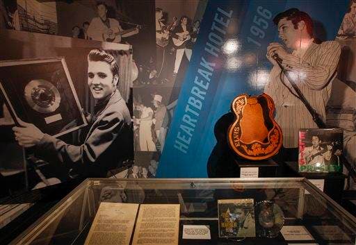 Priscilla Presley lleva nuevos objetos de Elvis a una muestra en Londres