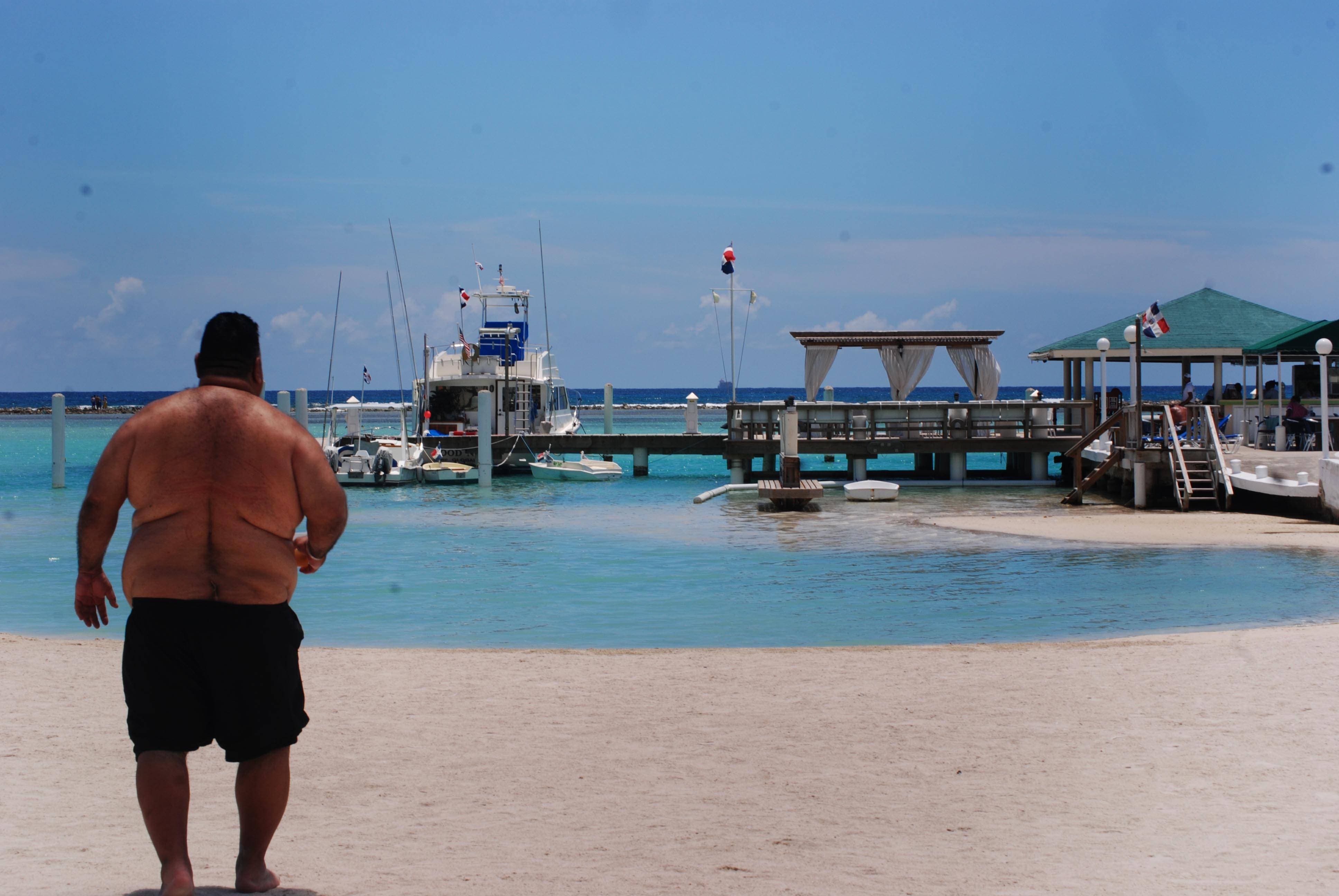 Sancionarán dueños de embarcaciones que contaminen la playa de Boca Chica