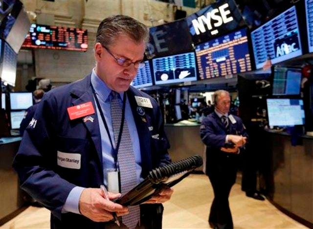 Wall Street termina turbulenta semana con alza