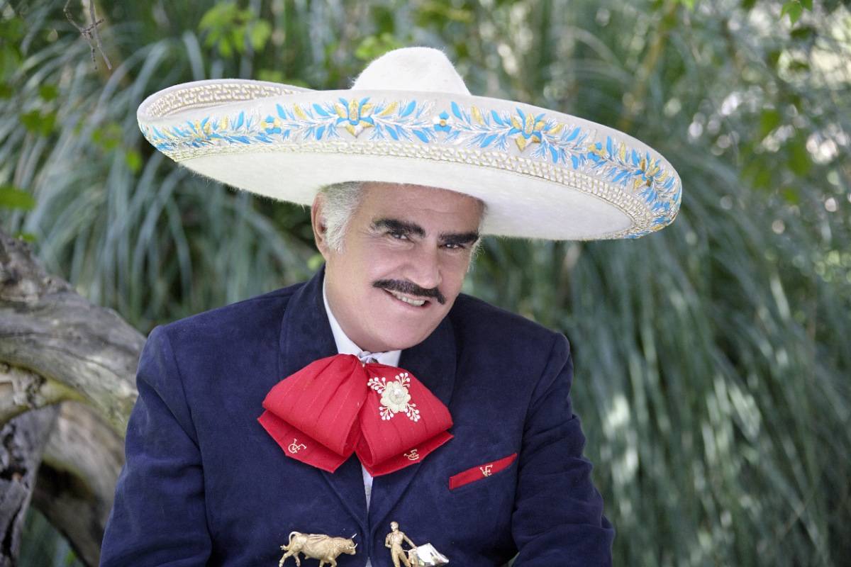 Cantante mexicano Vicente Fernández dedica canción en apoyo a Hillary Clinton