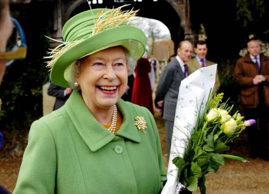 La reina Isabel II conoce a su nueva bisnieta, la princesa Carlota