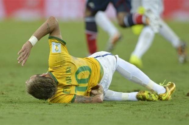 FIFA no sancionará a Zúñiga por rodillazo a Neymar