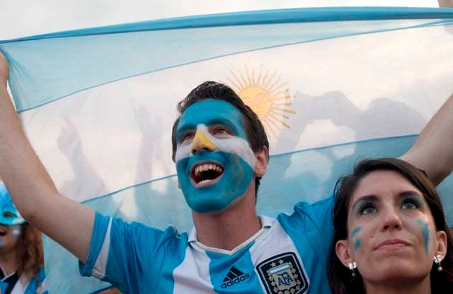 Miles de argentinos llegan a Rio ilusionados con una proeza de Messi en el Mara
