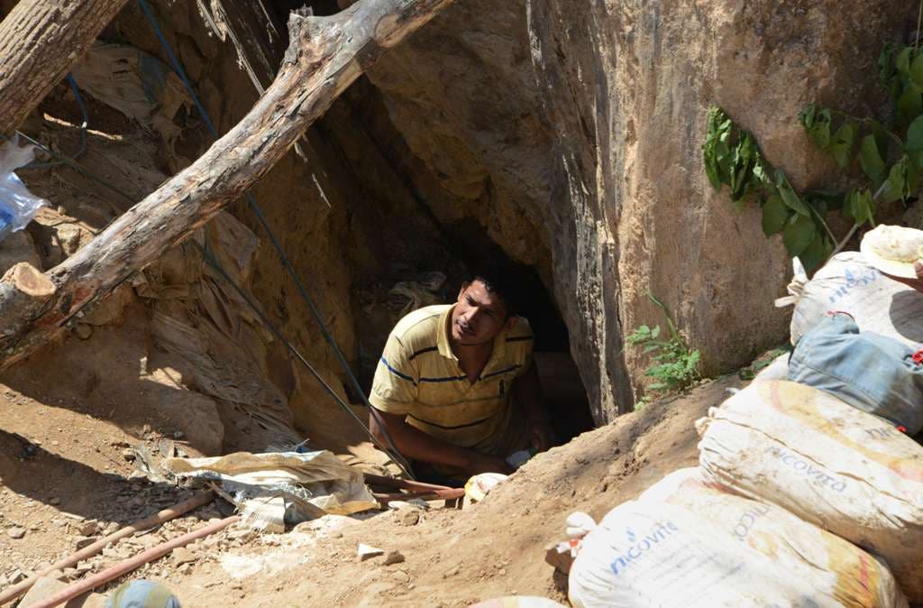 Pasan agua a tres de las  personas atrapadas en mina de Honduras