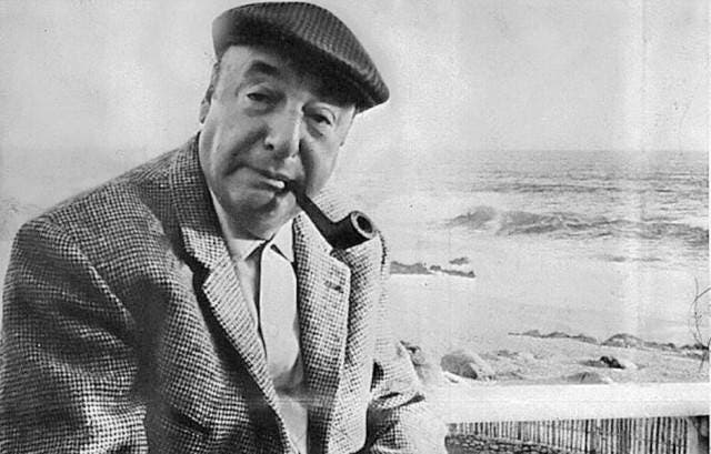 Pablo Neruda se pasea por Santiago para celebrar su 110 cumpleaños