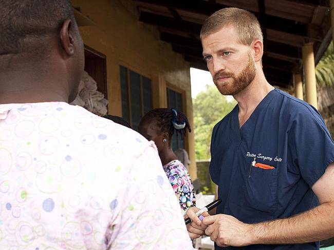 Misionero estadounidense con ébola dice estar “muy bien” y espera el alta
