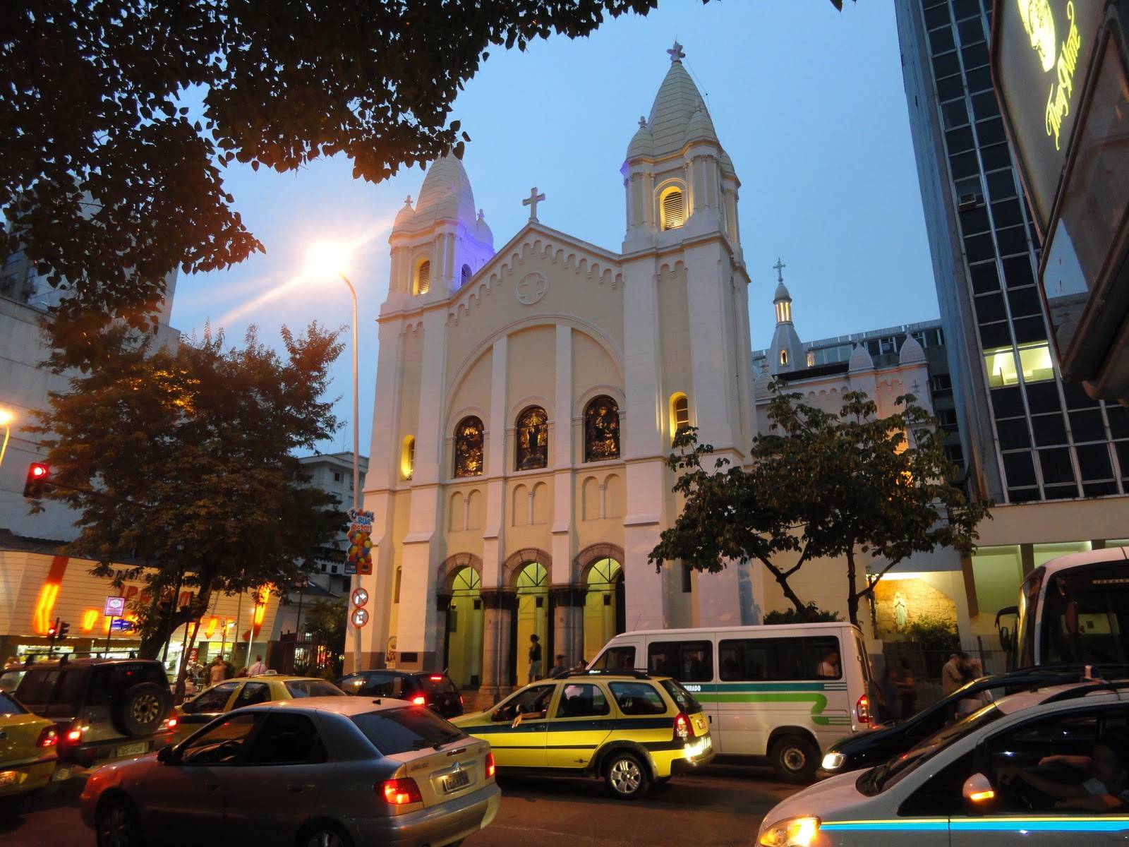 Delincuente entra en iglesia de Río de Janeiro y toma rehén