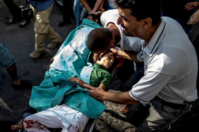 Gaza: Apilan cadáveres de niños en neveras para helados por falta de espacio en morgues