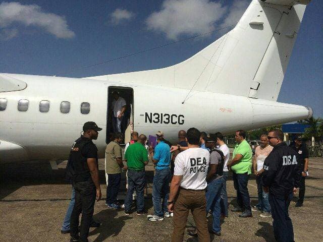 Entregan 14 dominicanos en extradición a EE. UU. por narcotráfico