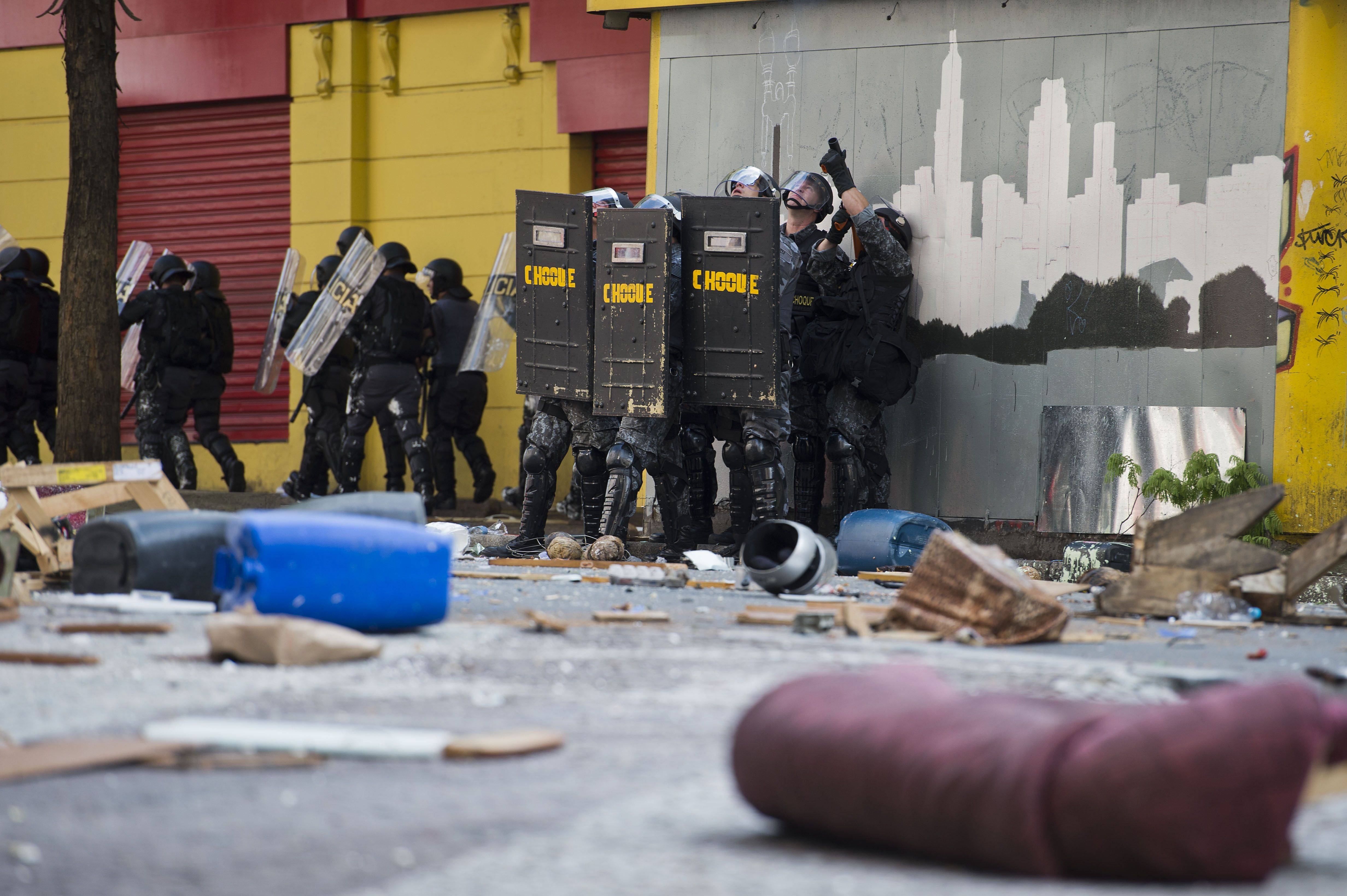 Lanzan palos y hasta sillones en violento desalojo de edificio ocupado en Sao Paulo