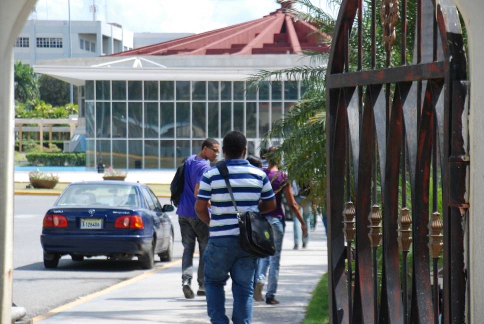 Estudiantes UASD califican de «servil e irresponsable» veto a Ley Loma Miranda