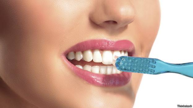 ¿Cuál es la manera correcta de lavarse los dientes?