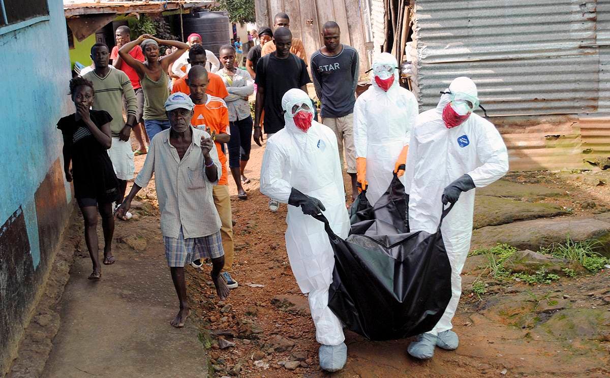 Investigan muerte a machetazos médicos que luchaban contra el ébola en Guinea